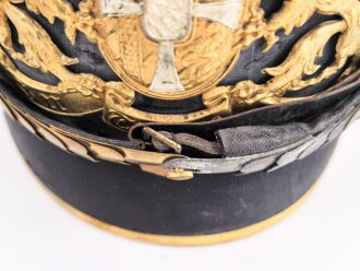 Bayern, Pickelhaube für eine Reserveoffizier der Kavallerie. Kriegsausführung, die vergoldung zum Teil vergangen. Zwei Sternsplinte fehlen. Keine Doppellöcher