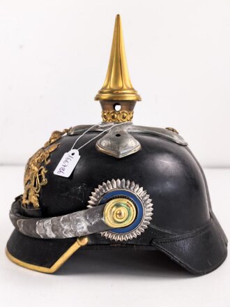 Bayern, Pickelhaube für eine Reserveoffizier der Kavallerie. Kriegsausführung, die vergoldung zum Teil vergangen. Zwei Sternsplinte fehlen. Keine Doppellöcher