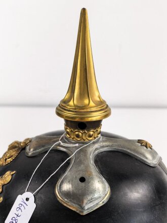 Bayern, Pickelhaube für eine Reserveoffizier der Kavallerie. Kriegsausführung, die vergoldung zum Teil vergangen. Zwei Sternsplinte fehlen. Keine Doppellöcher
