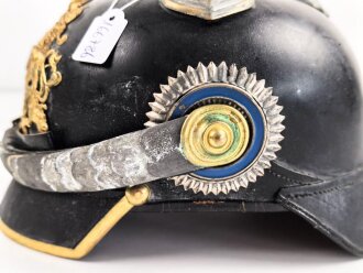 Bayern, Pickelhaube für eine Reserveoffizier der Kavallerie. Kriegsausführung, die vergoldung zum Teil vergangen. Zwei Sternsplinte fehlen. Keine Doppellöcher
