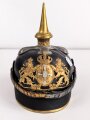 Bayern, Pickelhaube für eine Reserveoffizier der Kavallerie. Kriegsausführung, die vergoldung zum Teil vergangen. Zwei Sternsplinte fehlen. Keine Doppellöcher