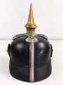 Bayern, Pickelhaube für eine Reserveoffizier der Kavallerie. Kriegsausführung, die vergoldung zum Teil vergangen. Zwei Sternsplinte fehlen. Keine Doppellöcher