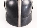 Bayern, Pickelhaube für eine Reserveoffizier der Kavallerie. Kriegsausführung, die vergoldung zum Teil vergangen. Zwei Sternsplinte fehlen. Keine Doppellöcher