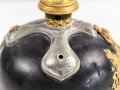 Bayern, Pickelhaube für eine Reserveoffizier der Kavallerie. Kriegsausführung, die vergoldung zum Teil vergangen. Zwei Sternsplinte fehlen. Keine Doppellöcher