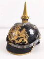 Bayern, Pickelhaube für eine Reserveoffizier der Kavallerie. Kriegsausführung, die vergoldung zum Teil vergangen. Zwei Sternsplinte fehlen. Keine Doppellöcher
