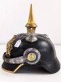 Bayern, Pickelhaube für eine Reserveoffizier der Kavallerie. Kriegsausführung, die vergoldung zum Teil vergangen. Zwei Sternsplinte fehlen. Keine Doppellöcher