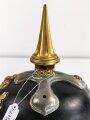 Bayern, Pickelhaube für eine Reserveoffizier der Kavallerie. Kriegsausführung, die vergoldung zum Teil vergangen. Zwei Sternsplinte fehlen. Keine Doppellöcher