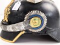 Bayern, Pickelhaube für eine Reserveoffizier der Kavallerie. Kriegsausführung, die vergoldung zum Teil vergangen. Zwei Sternsplinte fehlen. Keine Doppellöcher