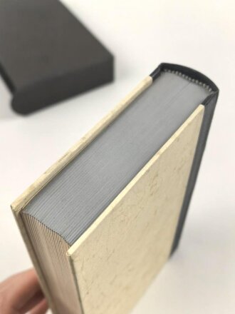 Adolf Hitler "Mein Kampf" Auflage von 1942, Hochzeitsausgabe / Kriegsausgabe der Stadt Wien mit Widmung von 1943, im Schuber. Sehr guter Zustand