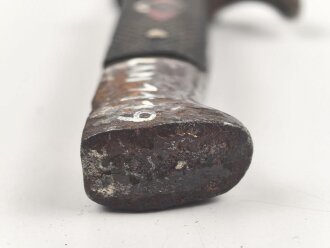 Fahrtenmesser für Angehörige der Hitlerjugend. Frühe Ausführung mit Devise, Hersteller M7/8. Raute wackelt leicht wie es sein soll. Ungereinigt
