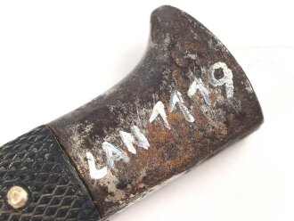 Fahrtenmesser für Angehörige der Hitlerjugend. Frühe Ausführung mit Devise, Hersteller M7/8. Raute wackelt leicht wie es sein soll. Ungereinigt