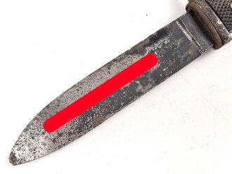 Fahrtenmesser für Angehörige der Hitlerjugend. Frühe Ausführung mit Devise, Hersteller M7/8. Raute wackelt leicht wie es sein soll. Ungereinigt