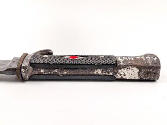 Fahrtenmesser für Angehörige der Hitlerjugend. Frühe Ausführung mit Devise, Hersteller M7/8. Raute wackelt leicht wie es sein soll. Ungereinigt