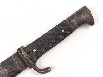 Fahrtenmesser für Angehörige der Hitlerjugend. Frühe Ausführung mit Devise, Hersteller M7/8. Raute wackelt leicht wie es sein soll. Ungereinigt