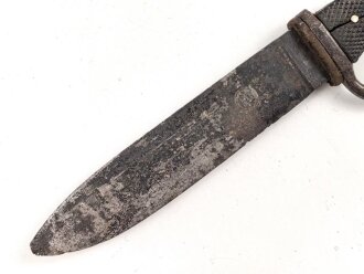 Fahrtenmesser für Angehörige der Hitlerjugend. Frühe Ausführung mit Devise, Hersteller M7/8. Raute wackelt leicht wie es sein soll. Ungereinigt