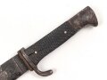 Fahrtenmesser für Angehörige der Hitlerjugend. Frühe Ausführung mit Devise, Hersteller M7/8. Raute wackelt leicht wie es sein soll. Ungereinigt