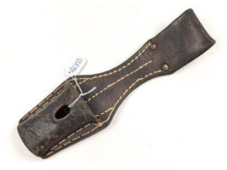 1. Weltkrieg, Koppelschuh zum Seitengewehr M98/05 und breite Aushilfsseitengewehre. Getragenes Stück, datiert 1918.