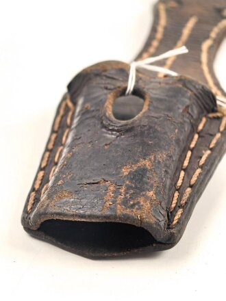 1. Weltkrieg, Koppelschuh zum Seitengewehr M98/05 und breite Aushilfsseitengewehre. Getragenes Stück, datiert 1918.