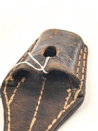 1. Weltkrieg, Koppelschuh zum Seitengewehr M98/05 und breite Aushilfsseitengewehre. Getragenes Stück, datiert 1918.