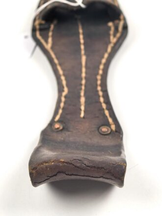 1. Weltkrieg, Koppelschuh zum Seitengewehr M98/05 und breite Aushilfsseitengewehre. Getragenes Stück, datiert 1918.