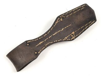 1. Weltkrieg, Koppelschuh zum Seitengewehr M98/05 und breite Aushilfsseitengewehre. Getragenes Stück, datiert 1918.