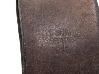 1. Weltkrieg, Koppelschuh zum Seitengewehr M98/05 und breite Aushilfsseitengewehre. Getragenes Stück, datiert 1918.
