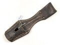 1. Weltkrieg, Koppelschuh zum Seitengewehr M98/05 und breite Aushilfsseitengewehre. Getragenes Stück, datiert 1918.