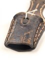1. Weltkrieg, Koppelschuh zum Seitengewehr M98/05 und breite Aushilfsseitengewehre. Getragenes Stück, datiert 1918.