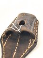 1. Weltkrieg, Koppelschuh zum Seitengewehr M98/05 und breite Aushilfsseitengewehre. Getragenes Stück, datiert 1918.
