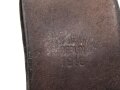 1. Weltkrieg, Koppelschuh zum Seitengewehr M98/05 und breite Aushilfsseitengewehre. Getragenes Stück, datiert 1918.