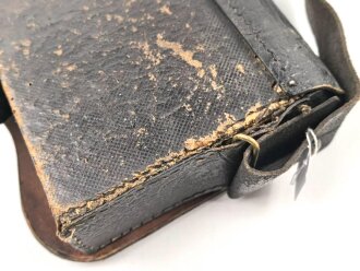 Lederner Kartuschkasten mit Trageriemen. Breite des Deckels 21cm, Alter und Herkunft unbekannt