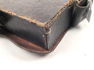 Lederner Kartuschkasten mit Trageriemen. Breite des Deckels 21cm, Alter und Herkunft unbekannt