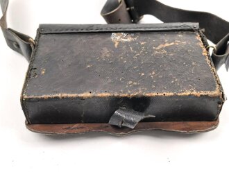 Lederner Kartuschkasten mit Trageriemen. Breite des Deckels 21cm, Alter und Herkunft unbekannt