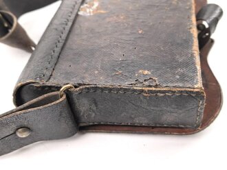 Lederner Kartuschkasten mit Trageriemen. Breite des Deckels 21cm, Alter und Herkunft unbekannt