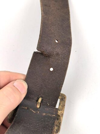 Lederner Kartuschkasten mit Trageriemen. Breite des Deckels 21cm, Alter und Herkunft unbekannt
