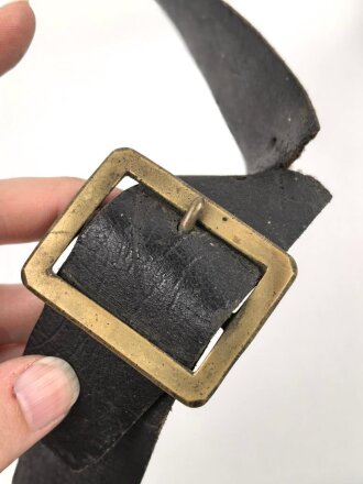 Lederner Kartuschkasten mit Trageriemen. Breite des Deckels 21cm, Alter und Herkunft unbekannt