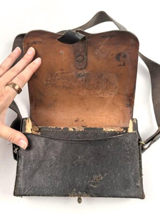 Lederner Kartuschkasten mit Trageriemen. Breite des Deckels 21cm, Alter und Herkunft unbekannt