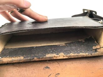Lederner Kartuschkasten mit Trageriemen. Breite des Deckels 21cm, Alter und Herkunft unbekannt