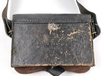 Lederner Kartuschkasten mit Trageriemen. Breite des Deckels 21cm, Alter und Herkunft unbekannt