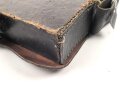 Lederner Kartuschkasten mit Trageriemen. Breite des Deckels 21cm, Alter und Herkunft unbekannt