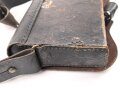 Lederner Kartuschkasten mit Trageriemen. Breite des Deckels 21cm, Alter und Herkunft unbekannt