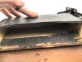 Lederner Kartuschkasten mit Trageriemen. Breite des Deckels 21cm, Alter und Herkunft unbekannt
