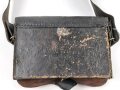 Lederner Kartuschkasten mit Trageriemen. Breite des Deckels 21cm, Alter und Herkunft unbekannt