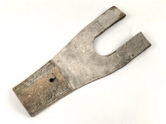 Koppelschuh für ein Seitengewehr, geweisstes Leder, Breite oben knapp 12cm, Gesamthöhe etwa 27,5cm