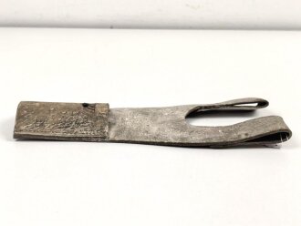 Koppelschuh für ein Seitengewehr, geweisstes Leder, Breite oben knapp 12cm, Gesamthöhe etwa 27,5cm