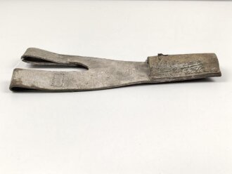 Koppelschuh für ein Seitengewehr, geweisstes Leder, Breite oben knapp 12cm, Gesamthöhe etwa 27,5cm