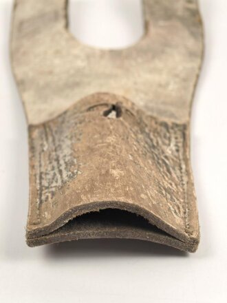 Koppelschuh für ein Seitengewehr, geweisstes Leder, Breite oben knapp 12cm, Gesamthöhe etwa 27,5cm