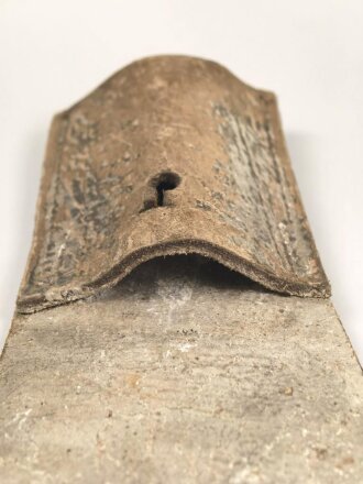 Koppelschuh für ein Seitengewehr, geweisstes Leder, Breite oben knapp 12cm, Gesamthöhe etwa 27,5cm