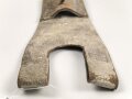 Koppelschuh für ein Seitengewehr, geweisstes Leder, Breite oben knapp 12cm, Gesamthöhe etwa 27,5cm