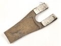 Koppelschuh für ein Seitengewehr, geweisstes Leder, Breite oben knapp 12cm, Gesamthöhe etwa 27,5cm